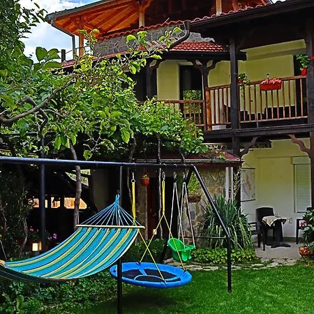 House - попниколови Konukevi *