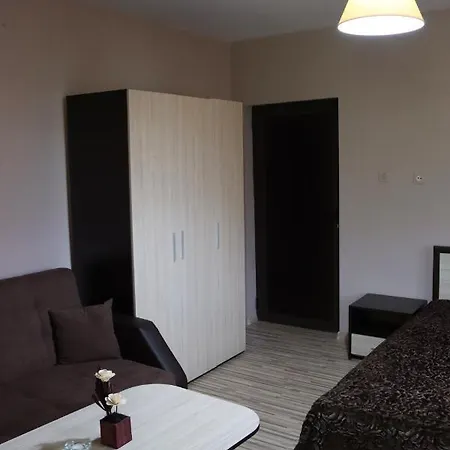 House - попниколови Konukevi *